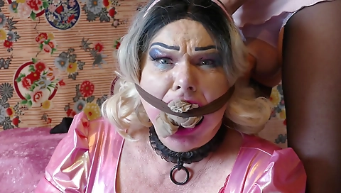 Sav sexiort bloom and her pussy while she's