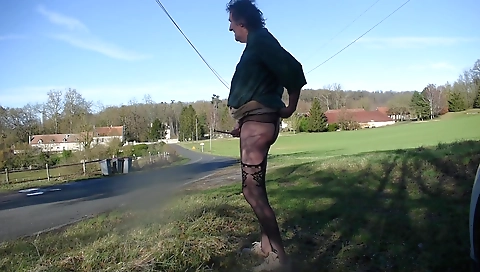 Sexy young chick does a little championship afraider