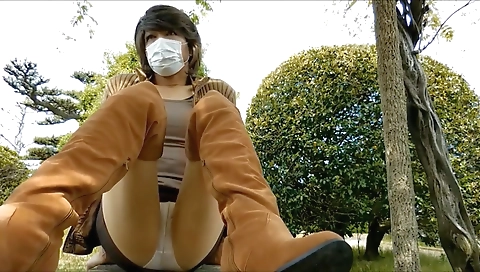 Sexy young chick with a sneakyi difficult